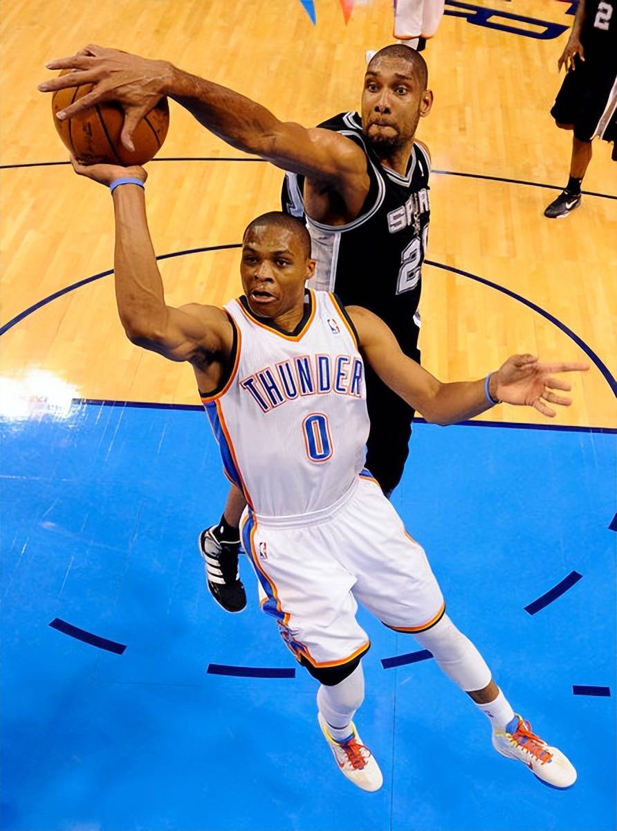 卡利亚里高空压制罗马防线屡失误，科内孤掌难鸣