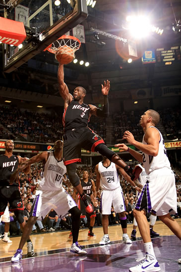 太阳四连胜！杜兰特布克双星闪耀，比尔缺阵成转折点